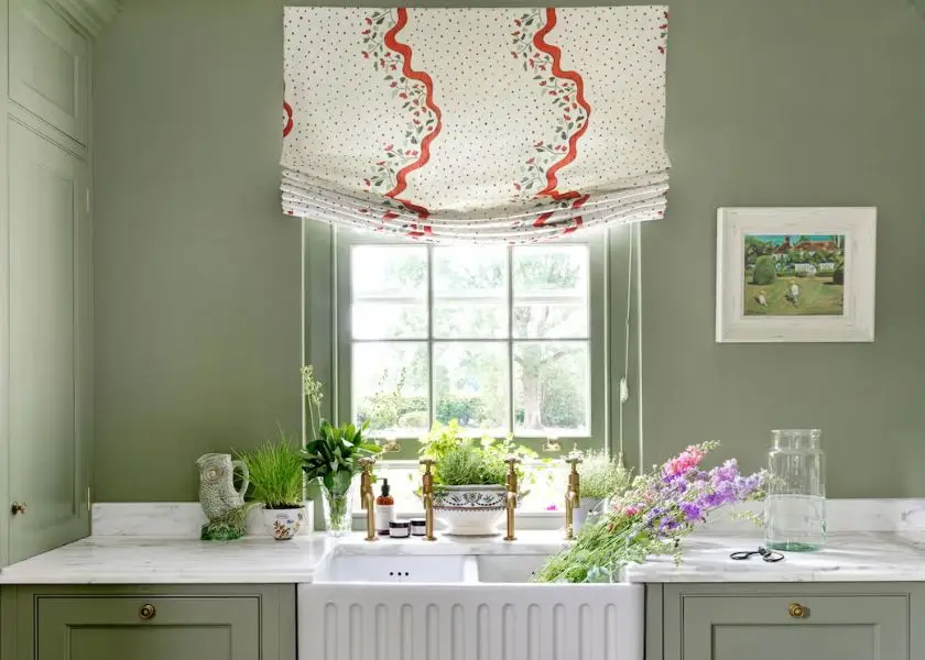 Tirai Pendek Warna Cerah untuk Dapur Kecil tapi Rapi